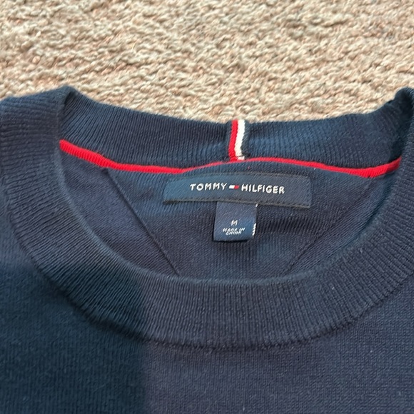 Men size medium Tommy Hilfiger sweater - Picture 3 of 3